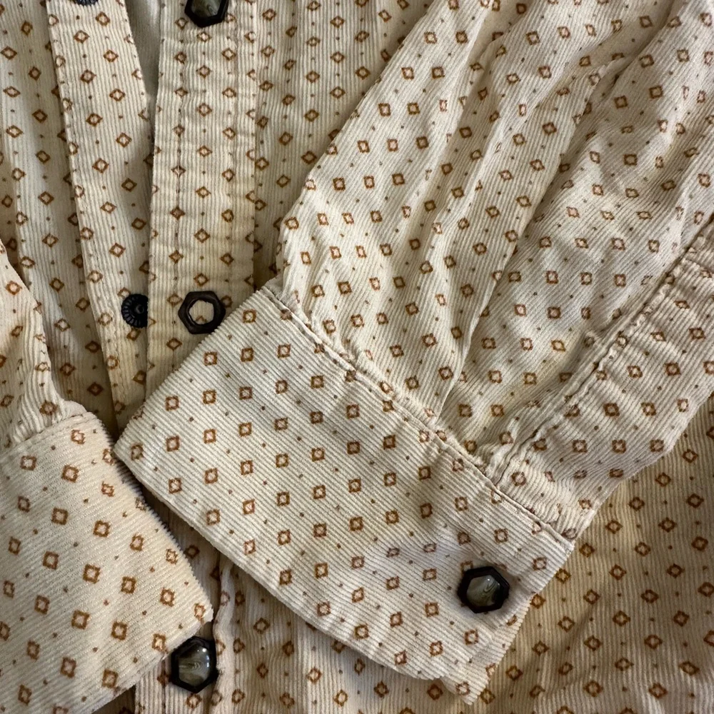 Cutest Button Up! - Picture 2 of 4